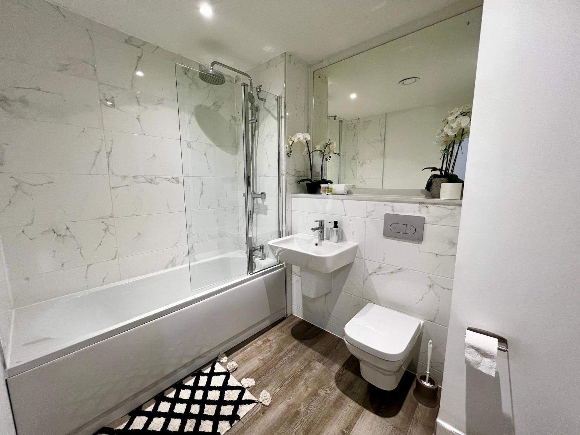 Premium Deals L Last-Minute Stay L 4 Min Walk To Birmingham Central Library L 18Th Floor 2 Bed 2 Bath City Centre Penthouse With Gym & Netflix By Jvt Short Lets 외부 사진